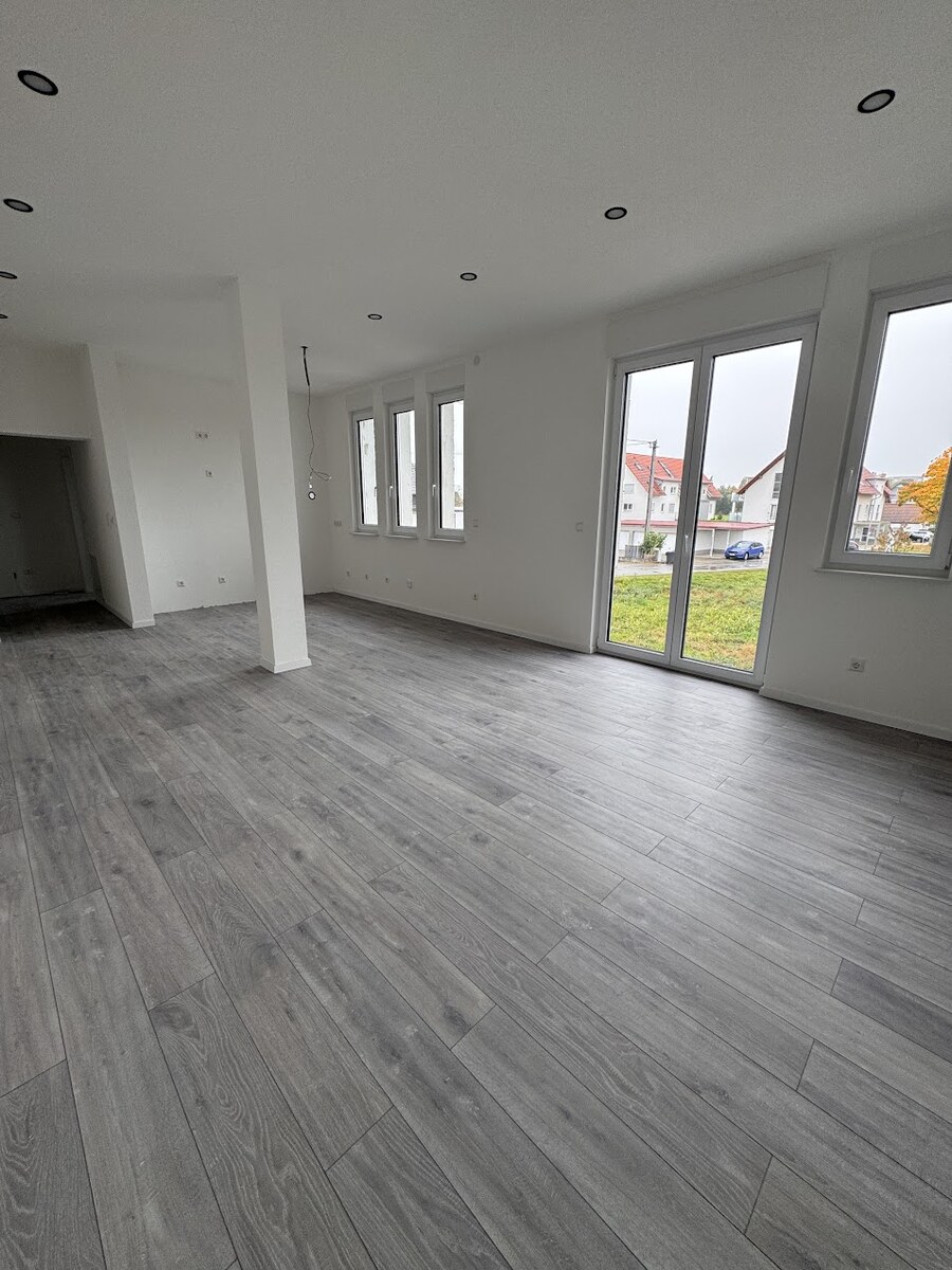 Sanierter Wohnraum in Hugsweier mit hellem Boden und neuen Fenstern