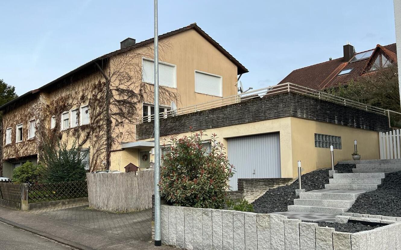 Unsanierter Altbau mit Efeu in Lahr — der Ausgangszustand